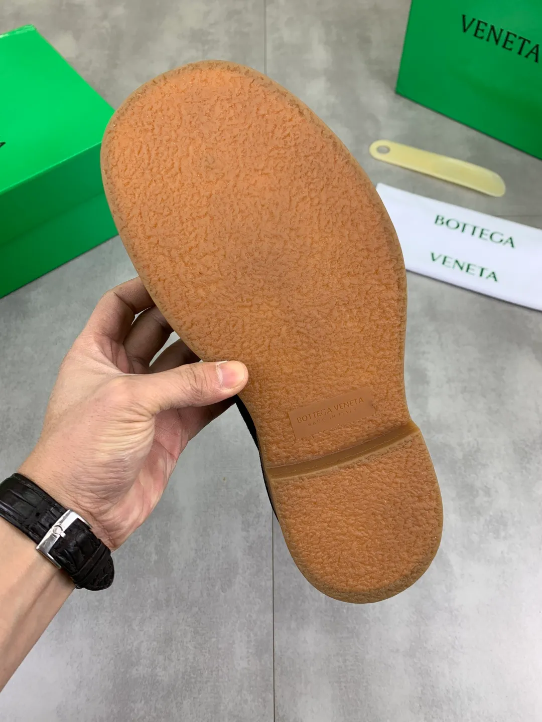 Men's men's shoes 💰P740 New model 💰 Top quality (beef tendon outsole series) 💎💎💎 BOTTEGA VENETA official website synchronizes the latest model, top version of the market's highest version of BV business leather shoes, accept material comparison, shoe type comparison, process comparison, practical and texture, versatile, suitable for any occasion, the more you look at it, the more flavorful it becomes. Pure hand-woven craftsmanship - upper material, imported original hand-woven calfskin - high-quality water-dyed sheepskin lining - original private model customized beef tendon outsole -Size: female 35-39 (34 40 customized) male 39-44 (38 45 customized) Comes with original BV green box, complete packaging.